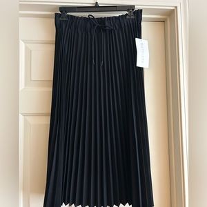 NWT Athleta Hayes Pleated Midi skirt in black. Stretch fabric gathered waist tie